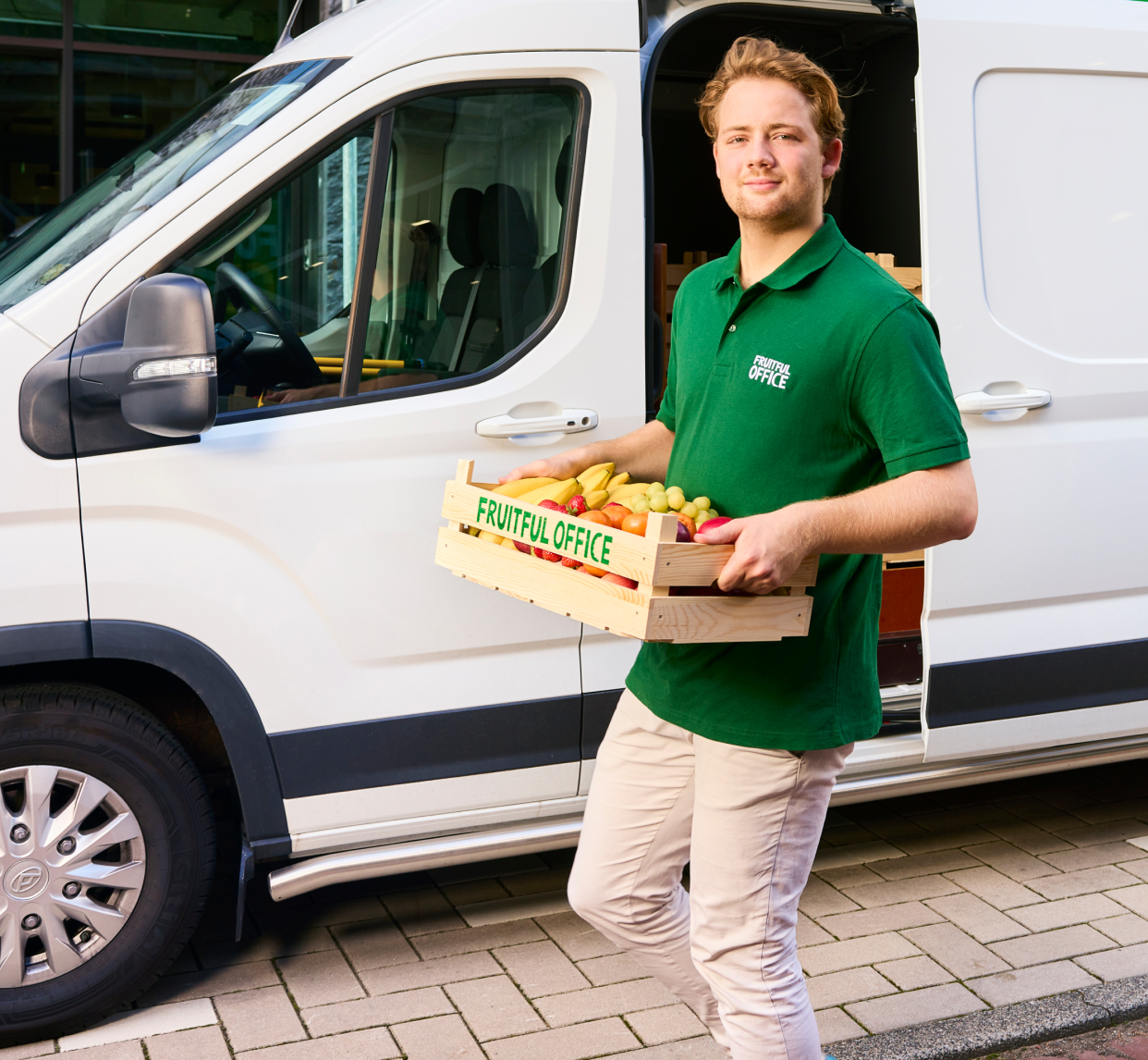 Bezorger levert krat met fruit bij het kantoor