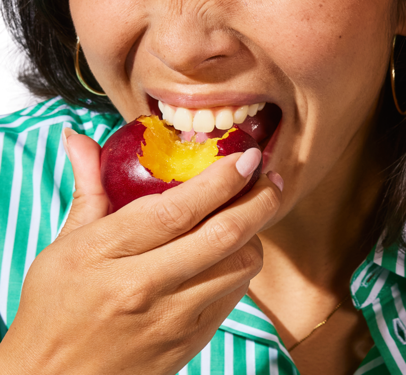 Collega eet een appel op kantoor tijdens het werk