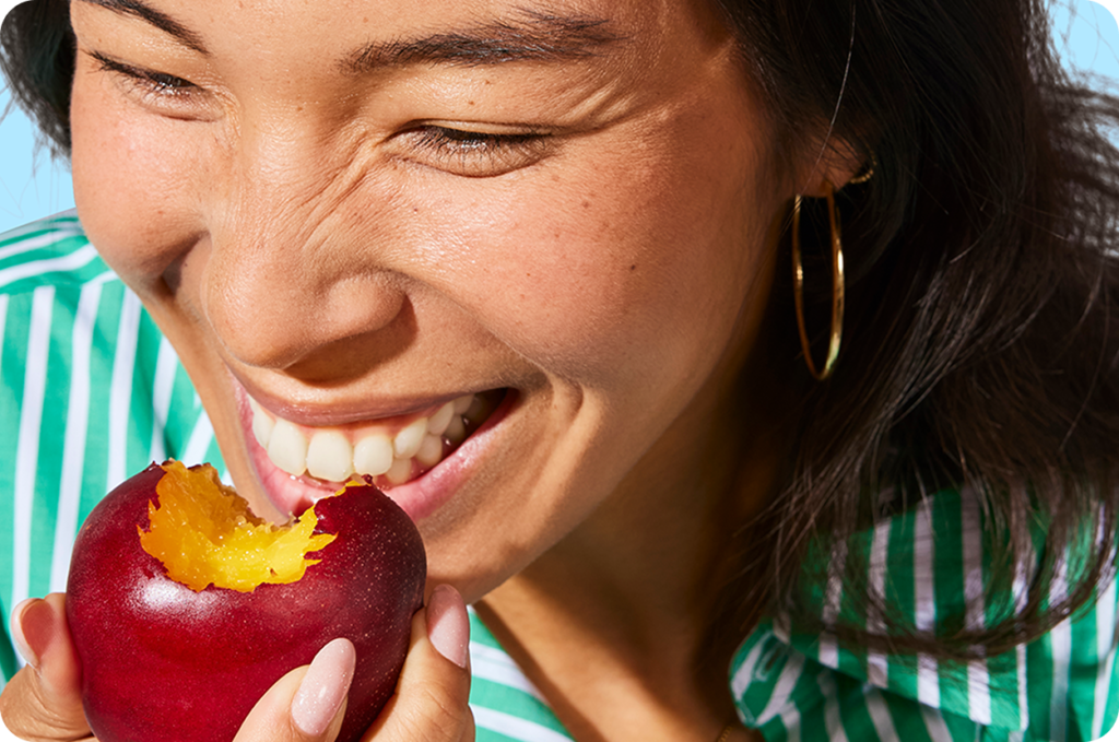 Collega eet appel – fruit op kantoor van Fruitful Office