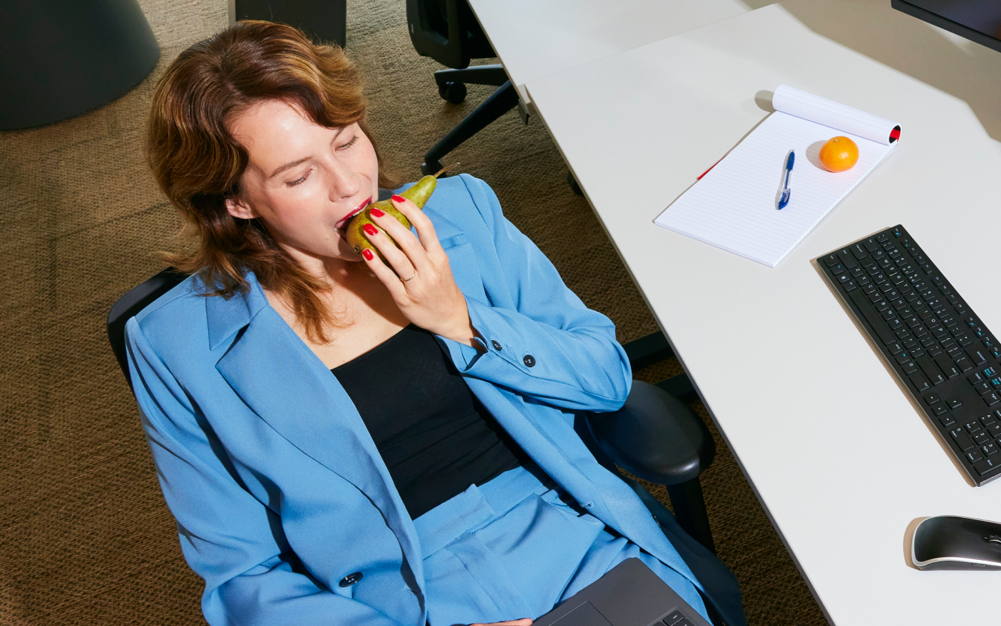 Collega eet een appel op kantoor in Amsterdam