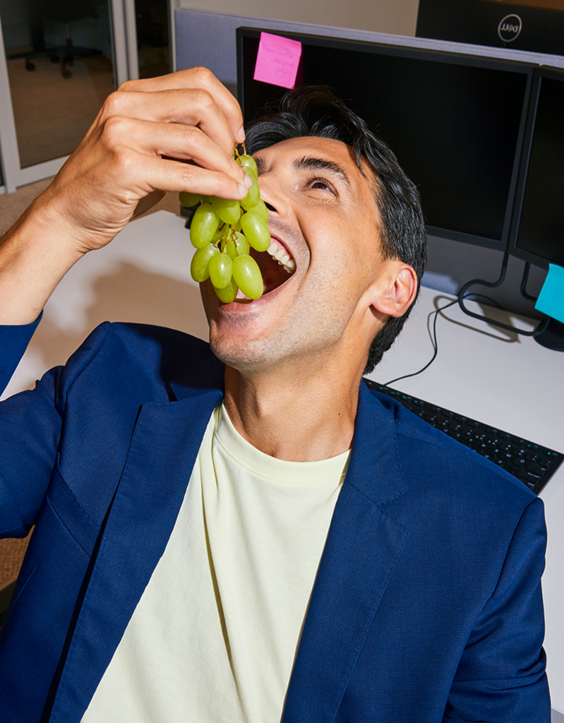 Medewerkers in heel Nederlands genieten van fruit op werk