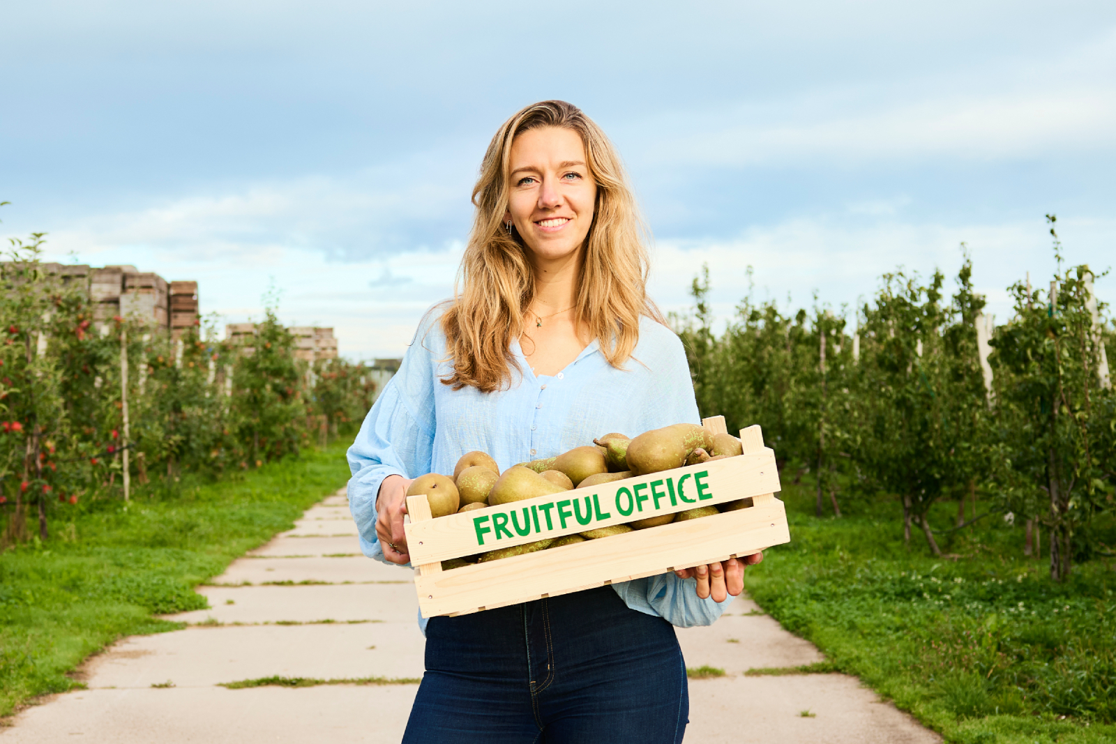 Teler Julliete Vernooij toont Fruitful Office-krat met seizoensfruit