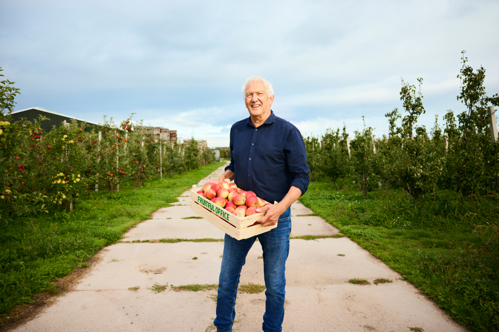 Teler Toon Vernooij toont Fruitful Office-krat met seizoensfruit
