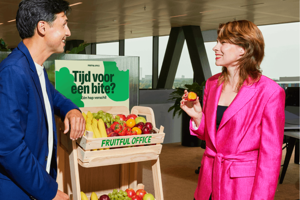 Fruit op werk fiscaal aftrekbaar: collega eet een appel op kantoor