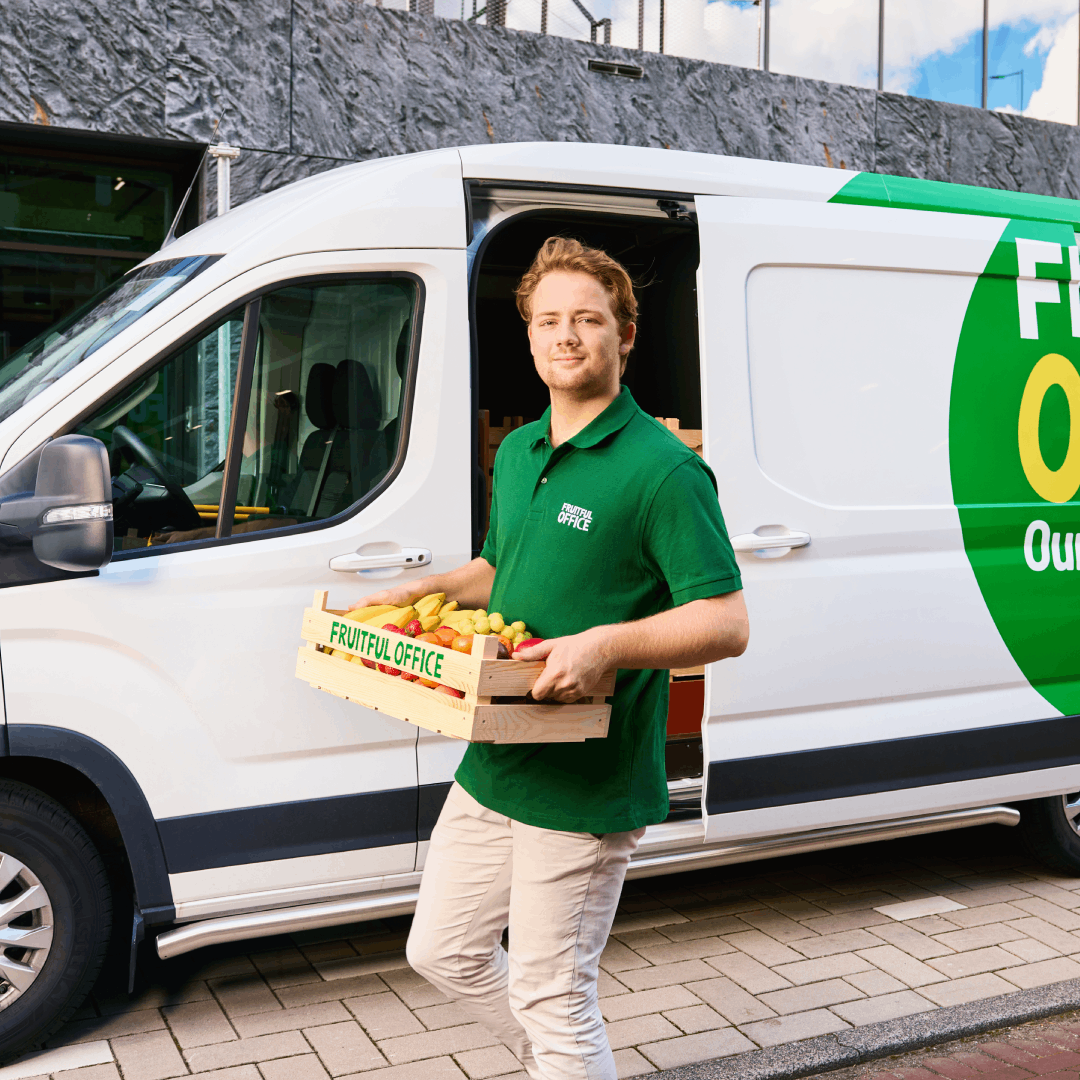 Bezorger levert fruit op kantoor