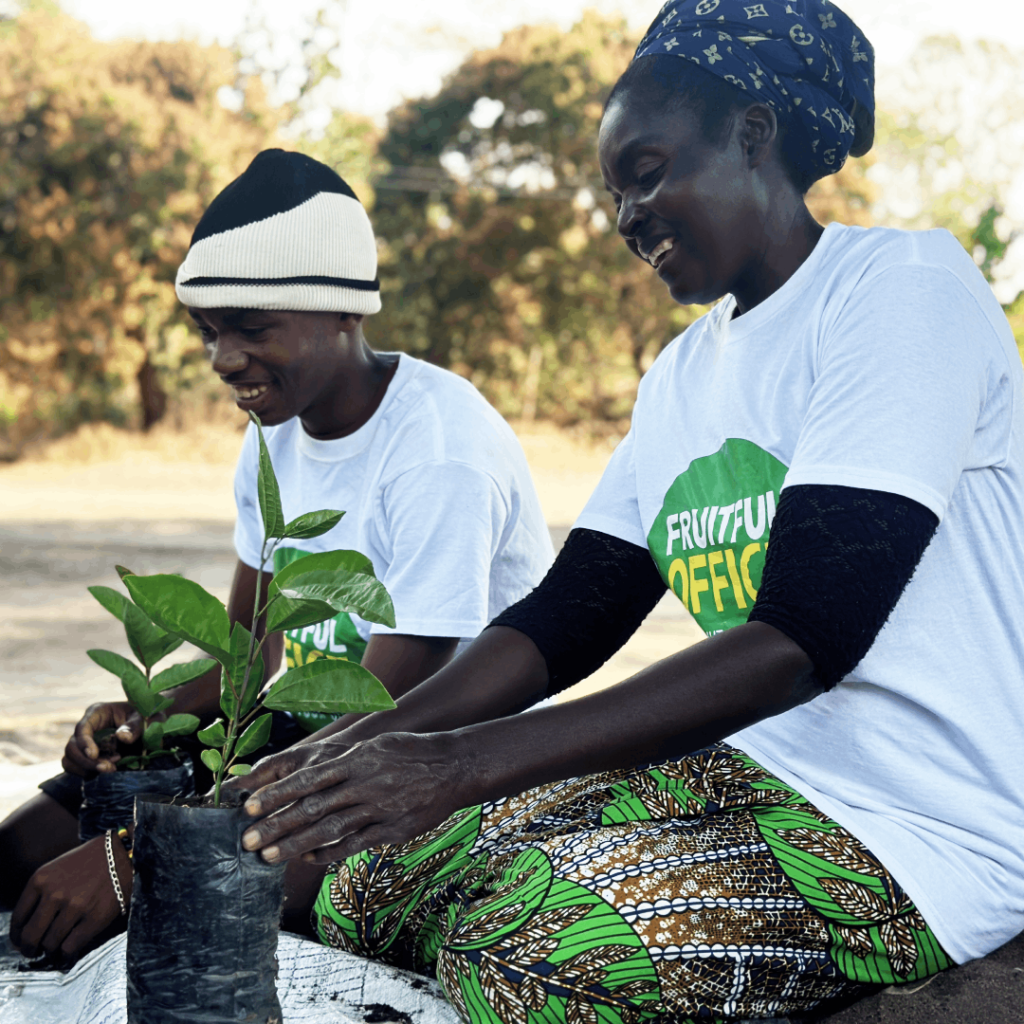 Lokale gemeenschap helpt bij het planten en verzorgen van bomen